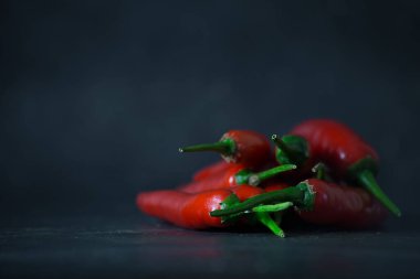 Koyu zeminde bir sürü kırmızı biber