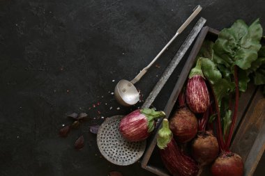 Siyah kasede patlıcan çeşitleri ve siyah tahta kaplama. Genel Görünüm.