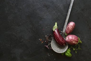 Siyah kasede patlıcan çeşitleri ve siyah tahta kaplama. Genel Görünüm.