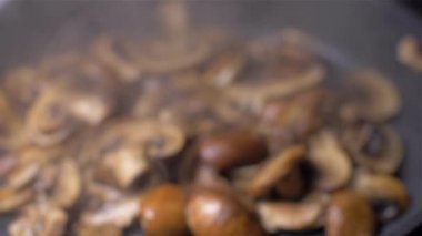 Bir tavada yavaş çekimde mantar pişirme