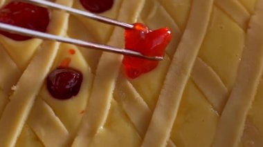 Çilek reçeli ile dekorasyon pasta