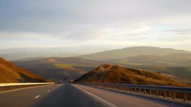 Bulgaristan'da sürüş: Bir gündoğumu ve boş karayolu Yavaş hareket boyunca bir gezi