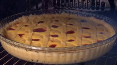 Muhallebi ve çilek ile crostata pişirme zaman atlamalı görüntüleri