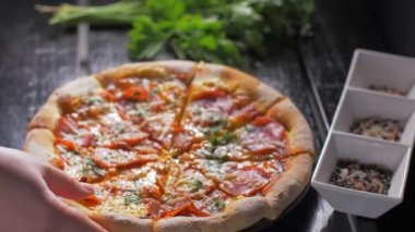 El lezzetli gevrek pizza bir parça alır