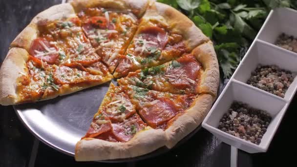 Temps écoulé des mains qui prennent de délicieuses pizzas de l'assiette — Video