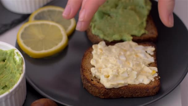 Gesundes Frühstück mit Avocado-Sandwich und Eiersalat — Stockvideo