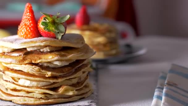 Amerikanische Pfannkuchen mit Schoko-Erdbeeren und Banane — Stockvideo