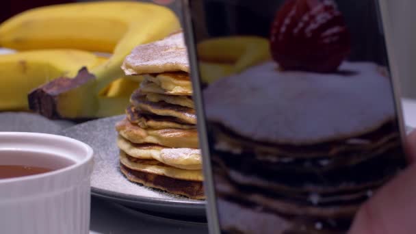 Take a photo of american pancake with mobile phone camera for social network — Stock Video