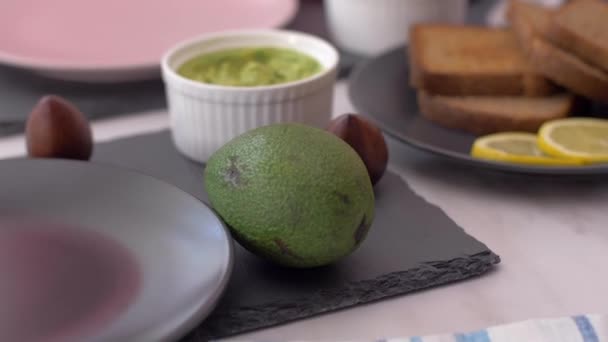 Здоровий сніданок з бутербродом з авокадо та яєчним салатом — стокове відео