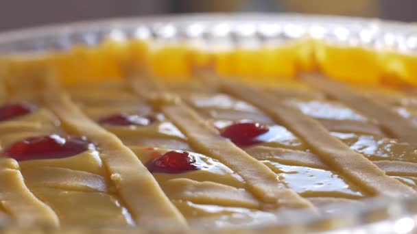 Dekorační koláč s jahodovým džemem — Stock video