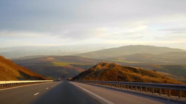 Guida in Bulgaria: Un'alba e un viaggio lungo l'autostrada vuota Rallentatore — Video Stock