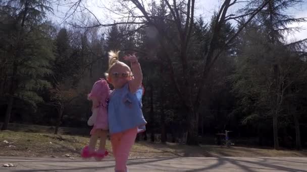 Boldog kislány napszemüveg gestured. Lassított mozgás — Stock videók