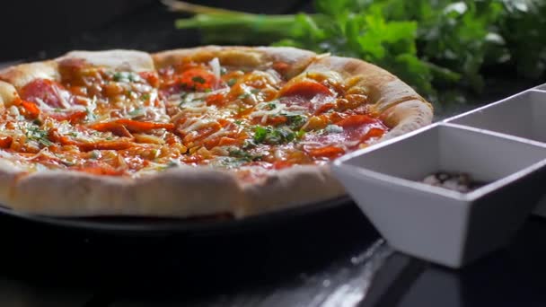 La mano toma un pedazo de deliciosa pizza crujiente — Vídeos de Stock
