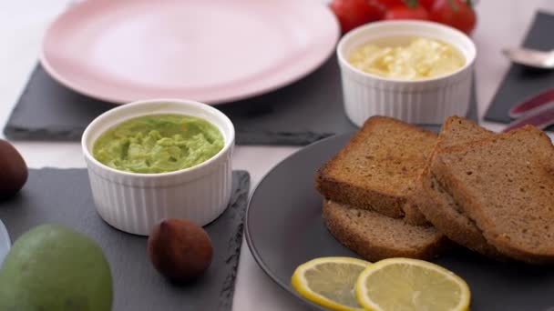 Avokado sandviç ve yumurta salatası ile sağlıklı kahvaltı — Stok video