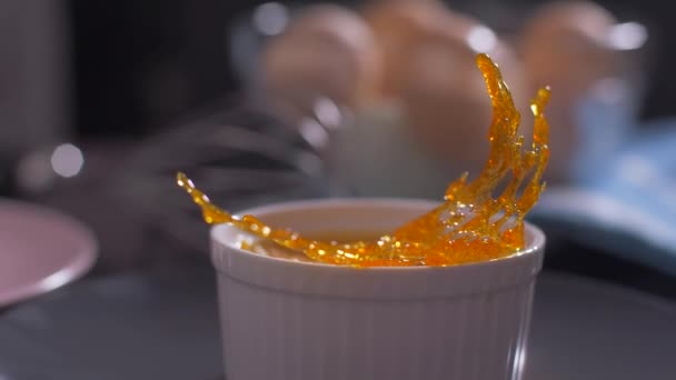 Decoración de crema brulee con caramelo crujiente — Vídeo de stock