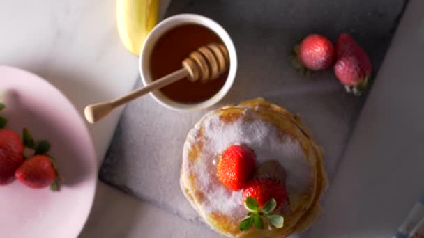 Amerikaanse pannenkoeken met chocolade aardbeien en banaan. Top View — Stockvideo