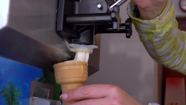 Ice cream gatuförsäljare fylla en glasstrut maskinellt — Stockvideo