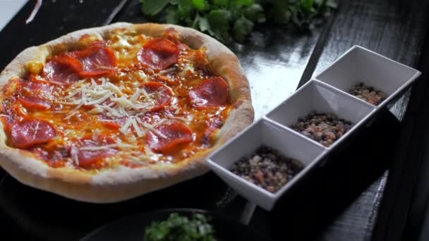 Посыпание жареной пиццы с пармезаном — стоковое видео
