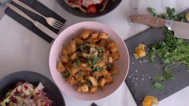 Tavuk göğsü ve salata ile iki yiyecek. Yavaş çekim