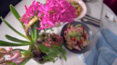 Tavuk göğsü ve salata ile iki yiyecek. Yavaş çekim