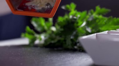 Rendelenmiş parmesan peynirinin yavaş hareketi, tipik İtalyan peyniri