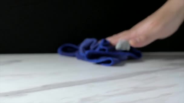 用蓝色的微纤维擦拭厨房顶部 — 图库视频影像