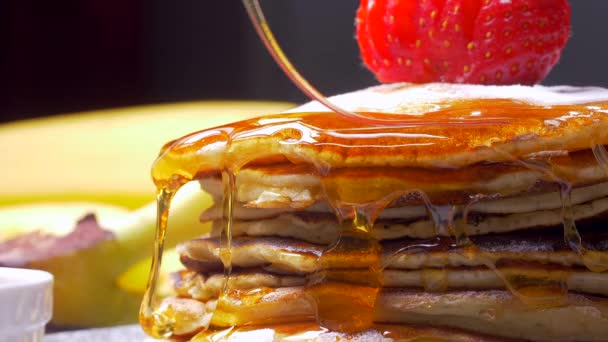 Να βάζεις αμερικάνικες τηγανίτες με μέλι. αργή κίνηση — Αρχείο Βίντεο
