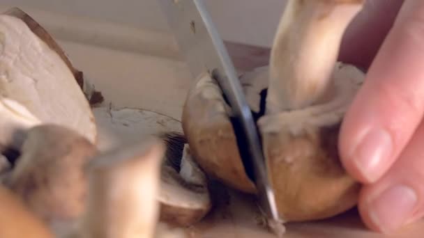 Gros plan de Crimini Champignon sur planche à découper — Video