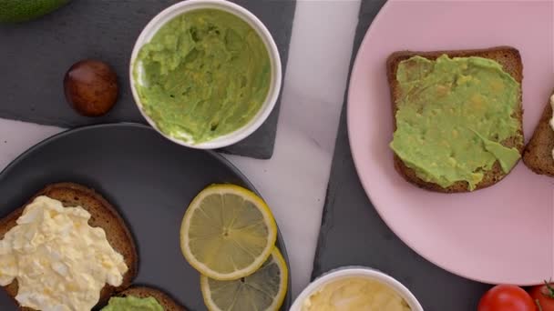 健康早餐，鳄梨三明治和鸡蛋沙拉顶视图 — 图库视频影像
