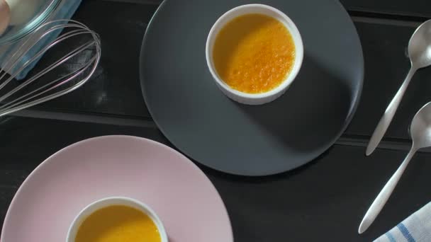 Creme brulee sobre un fondo negro — Vídeo de stock