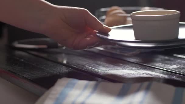 Servindo brulee cremoso em um fundo preto — Vídeo de Stock