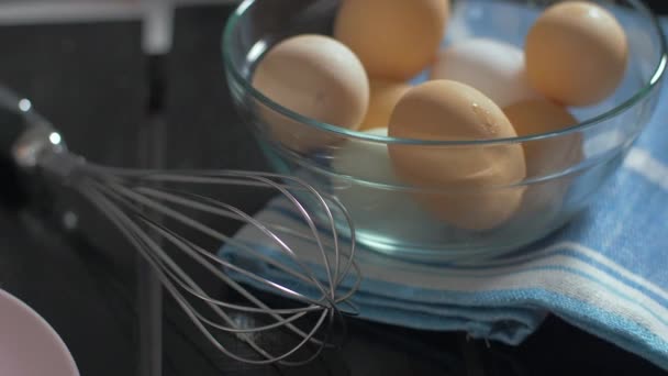 Huevos en un tazón de vidrio — Vídeo de stock