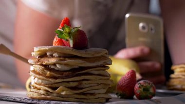 Sosyal ağ için cep telefonu kamerası ile Amerikan gözleme bir fotoğraf çekin