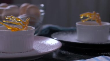 Çok lezzetli bir tatlı. Karamel ve pudra şekeri ile Krem brulee