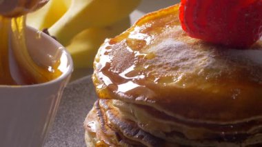 Bal ile Amerikan krep dökme.