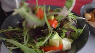 Eller bir kase içinde bir sebze salatası malzemeyi karıştırın