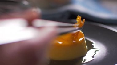 Gevrek karamel ile dekorasyon krem brulee. 