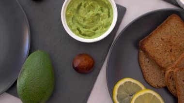 Avokado sandviç ve yumurta salatası ile sağlıklı kahvaltı Top view