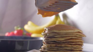 Tereyağı ile sıcak bir tavada Amerikan krep Pişirme