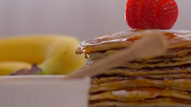 Pouring American pancakes with honey. slow motion — Stock Video