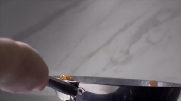 Szef kuchni wyrzuca grzyby na patelni — Wideo stockowe
