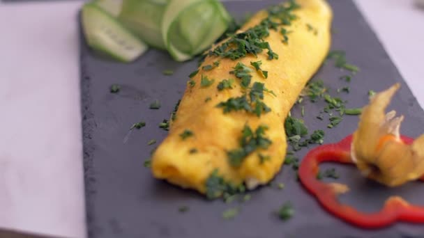 Tasty fresh omelette. Pleasant atmosphere with light background. Slow motion — Stock video