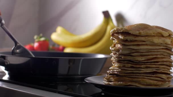 Backen amerikanischer Pfannkuchen in einer heißen Pfanne mit Butter — Stockvideo