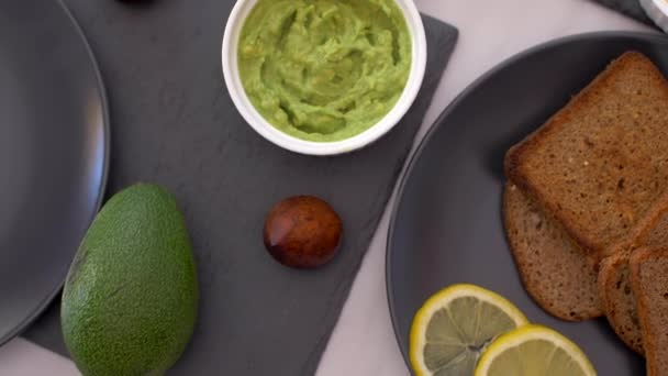 Colazione sana con panino all'avocado e insalata di uova vista dall'alto — Video Stock
