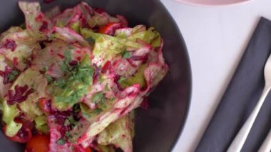 Tavuk göğsü ve salata ile iki yiyecek. Yavaş çekim