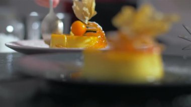 El bir kaşıkla bir krem brulee alır