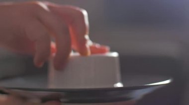 Bir krem brulee'yi tabağa çevirmek