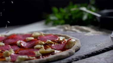 Parmesan ile pişmemiş pizza serpme