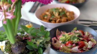 Tavuk göğsü ve salata ile iki yiyecek. Yavaş çekim