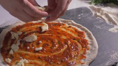 Şef pizza üzerine mozzarella koyar